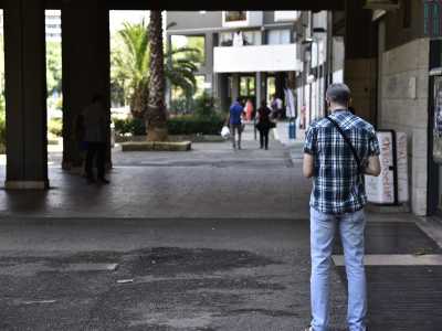 La strada � caratterizzata da portici movimentati da qualche esercizio commerciale